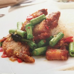 กระเพราหมูกรอบราดข้าว