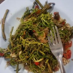 กระเฉดหมูกรอบ