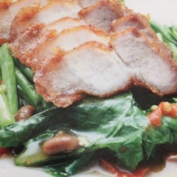 ผัดคะน้าหมูกรอบ