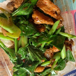 คะน้าหมูกรอบ