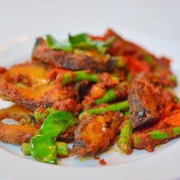 ผัดเผ็ดปลาช่อนทอด