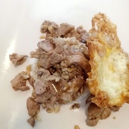 ข้าวราดกระเทียมพริกไทย