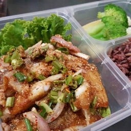 ข้าวไรซ์เบอร์รี่+ลาบปลากระพง+ผักลวก