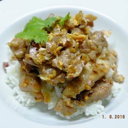 กระเทียมพริกไทยราดข้าว