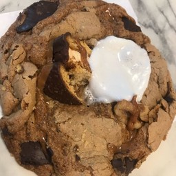 คุ๊กกี้ท๊อฟฟี่ผสมวอลนัท เมล็ดเชีย และช็อคโกแลทบิ้สกิต