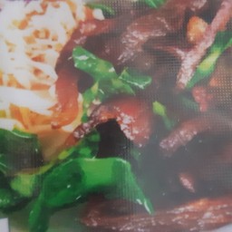 เนื้อทอดกระเทียมราดข้าว