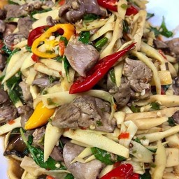 เครื่องในไก่ผัดกะเพราหน่อไม้