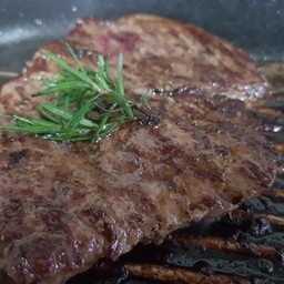สเต็กพริกไทยดำเนื้อโพนยางคำ สันนอกติดมัน (Sirloin) ขนาด 300 กรัม