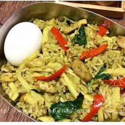 ข้าวผัดเขียวหวานหมูไข่เค็ม