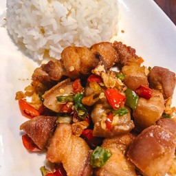 ข้าวหมูสามชั้นคั่วพริกเกลือ