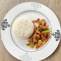 ไก่กรอบผัดเม็ดมะม่วงราดข้าว