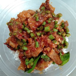 ผัดพริกแกงหมูชิ้น ราดข้าว