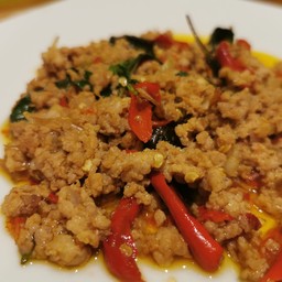 กะเพราหมูสับ / หมูชิ้น / ไก่ เป็นกับข้าว