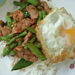 ข้าวเนื้อผัดพริกแกงใต้ไข่ดาว