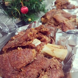 ขาหมูเยอรมันทอดกรอบ  Roast pork knuckle