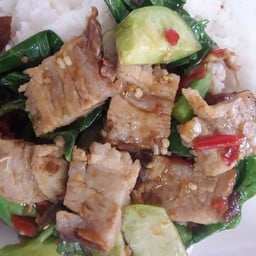 คะน้าหมูกรอบเป็นกับข้าว