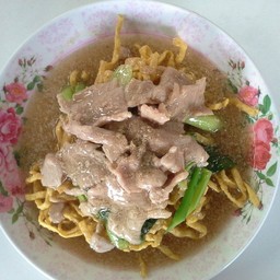 ราดหน้าหมี่กรอบหมู