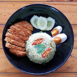 ข้าวผัดเขียวหวานหมูทงคัตสึ