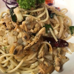 สปาเก็ตตี้หอยลาย พริกแห้งในน้ำมันมะกอก