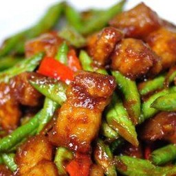 ผัดพริกแกงหมูกรอบ ราดข้าว