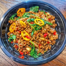 กะเพราเนื้อโคขุนสับราดข้าว Stir Fried Thai Basil with Minced Beef on rice