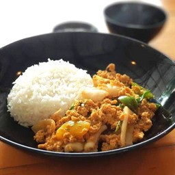 ข้าวหมึกผัดผงกะหรี่