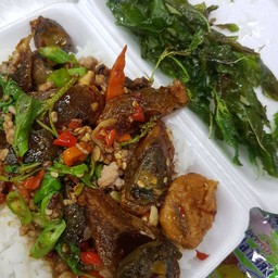 ผัดกระเพราไข่เยี่ยมม้า (กับข้าว)