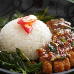 ข้าวกะเพราหมูชุบแป้งทอด (ทงคัตสึ)