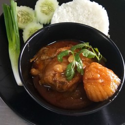 ข้าวมัสมั่นไก่ (กล่องฟูดเกรด เข้าไมโครเวฟได้)