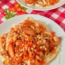 ผัดสปาเกตตี้อกไก่สับใส้กรอก