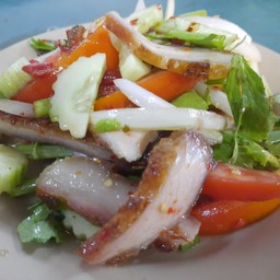ยำคอหมูย่าง
