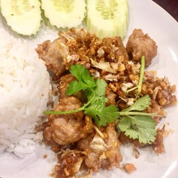 ข้าวหมูก้อนทอดกระเทียม
