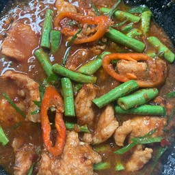 ผัดพริกแกงราดข้าว