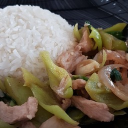 ข้าวราดหมูชิ้นผัดพริกอ่อน
