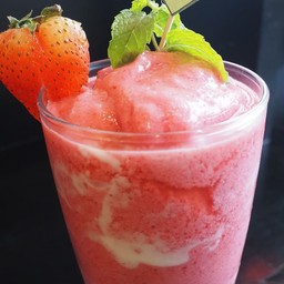 สตอเบอร์รี่โยเกิร์ต สมูทตี้