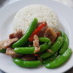 ผัดถั่วลันเตาราดข้าว