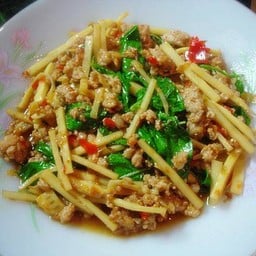 ข้าวกะเพราใส่หน่อไม้