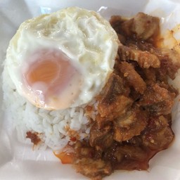 ข้าวผัดพริกแกงหมูกรอบ