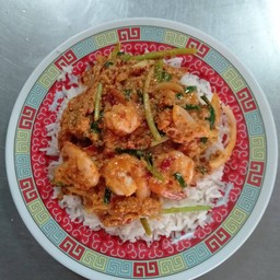 ผัดผงกะหรี่กุ้ง ราดข้าว