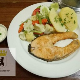 แซลม่อน สเต็ก มันต้ม ผัดผัก