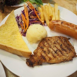 สเต็กหมูพริกไทยดำ+ไส้กรอกหมูรมควัน