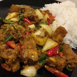 ข้าวหมูกรอบผัดผงกะหรี่