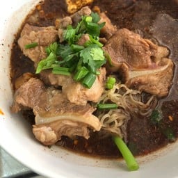 ก๋วยเตี๋ยวน้ำหมูตุ๋นซี่โครงอ่อน