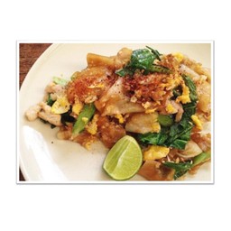 ผัดซีอิ้ว เส้นใหญ่หมู  (แถมฟรีซุปมิโซะ)
