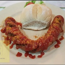 แครีวูด ฮอดด๊อกทอดสไตล์เยอรมัน ราดซอสมะเขือเทศกับผงกระหรี่ มาพร้อมขนมปัง