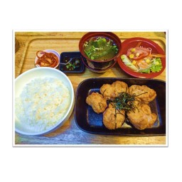 ชุดข้าว ไก่คาราอาเกะ (รวมชุด SET ซุปมิโซะ + สลัดผัก + กิมจิ)