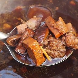 ก๋วยเตี๋ยวหลอดทรงเครื่องแม่น้องแม้ว