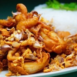 ข้าวปลาหมึกทอดกระเทียม