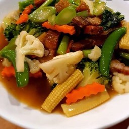 ผัดผักรวมหมูกรอบ