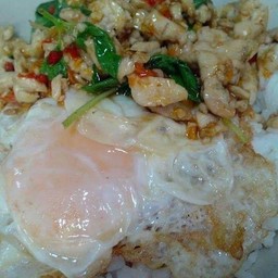 ข้าวกะเพราไก่ไข่ดาว
